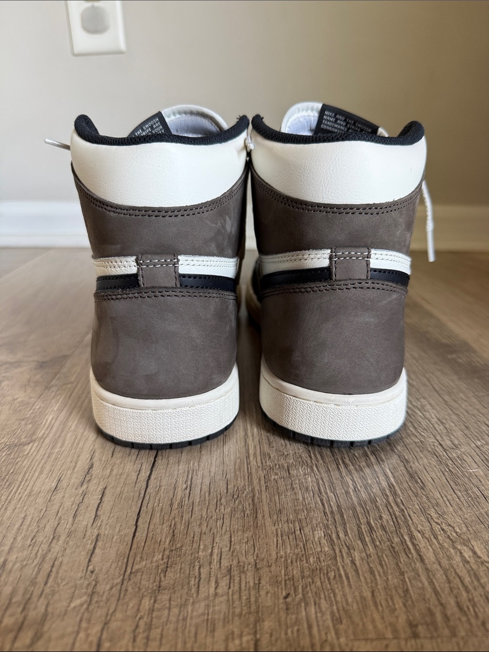 Nike | Air Jordan 1 Retro High OG “Dark Mocha” - Picture 4 of 5